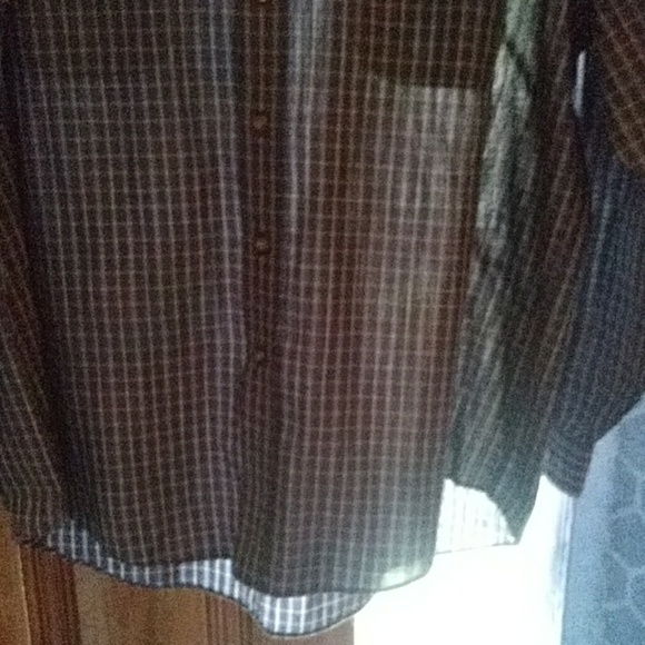 VAN HEUSEN WRINKLE FREE NEW BUTTON UP SHIRT. - Picture 2 of 4